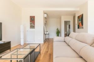 A seating area at La Dolce Vita - Sunny Penthouse Trastevere Station 100sqm