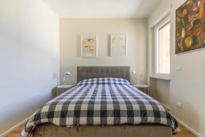 A bed or beds in a room at La Dolce Vita - Sunny Penthouse Trastevere Station 100sqm