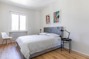 A bed or beds in a room at La Dolce Vita - Sunny Penthouse Trastevere Station 100sqm