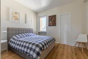 A bed or beds in a room at La Dolce Vita - Sunny Penthouse Trastevere Station 100sqm