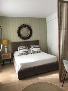 Кровать или кровати в номере Aveiro Garden's Home