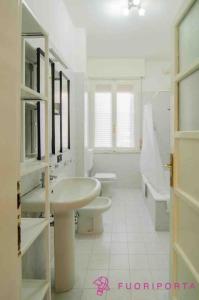 Residence Dacci في بارما: حمام أبيض مع حوض ومرحاض
