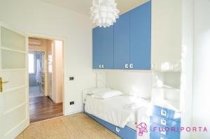 Residence Dacci في بارما: غرفة نوم بها دواليب زرقاء وسرير