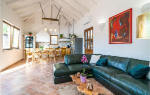 ein Wohnzimmer mit einem Sofa und einem Tisch in der Unterkunft Nice Home In Gruda With Outdoor Swimming Pool in Gruda