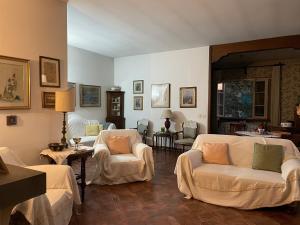 a living room with couches and chairs at Superbe Villa toscane entre plage et verdure in Camaiore