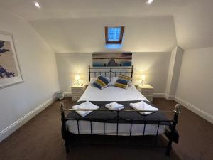 1 dormitorio con 1 cama con 2 lámparas y una ventana en Castlebar, en Great Singleton