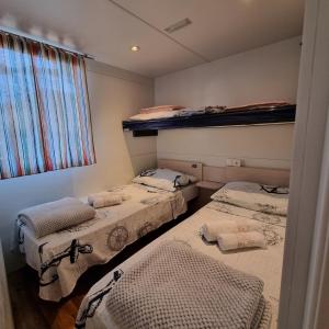 Divstāvu gulta vai divstāvu gultas numurā naktsmītnē Camping PINUS