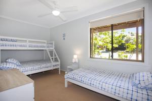 - une chambre avec 2 lits superposés et une fenêtre dans l'établissement Barralong Beach House, à Hawks Nest