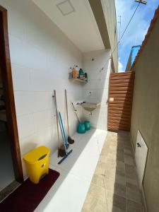 a bathroom with a yellow toilet in a room at Cond Praia Linda - Gamboa do Morro de São Paulo in Cairu