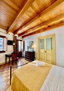 1 dormitorio con 1 cama con techo de madera en Atenea Luxury Suites, en Agrigento