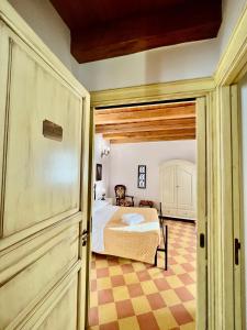 Un pat sau paturi într-o cameră la Atenea Luxury Suites