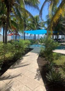 ein Resort mit einem Pool und Palmen in der Unterkunft Monterrico Casablanca in Chiquimulilla
