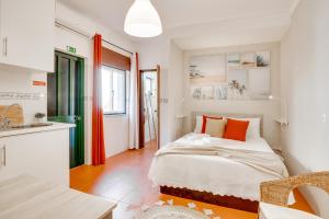 a small bedroom with a bed and a sink at Lugar do Regato - Alojamento Local in Portel