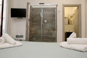 La salle de bains est pourvue d'une douche et de 2 serviettes blanches. dans l'établissement B&B al CORSO, à Salerne