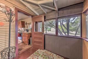 um quarto vazio com uma porta e uma cozinha em Cozy High Rolls Cottage with Fire Pit and Gas Grill! em Cloudcroft