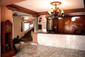 - un hall avec un bar dans un hôtel doté d'un lustre dans l'établissement Hotel San Fernando Ciudad Valles, à Ciudad Valles