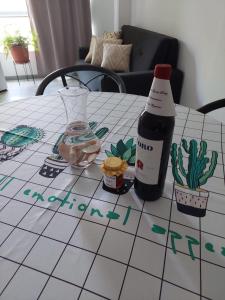 Una mesa con una botella de cerveza y una planta. en Rolgar en Mendoza