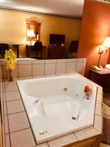 una grande vasca da bagno in una camera d'albergo di Mountain inn & suites - Dunlap TN a Dunlap
