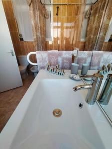 uma casa de banho com um lavatório branco e um WC. em Best location 2 bed2 bath w/lift in town! (Kosher) em Gibraltar