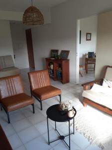 sala de estar con 2 sillas y sofá en Apartamento El Cerrito en Tandil