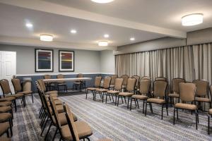 einen Konferenzraum mit Stühlen, einem Tisch und Vorhängen in der Unterkunft Best Western Pocatello Inn in Pocatello