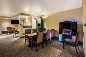 una sala da pranzo con tavolo e videogiochi di Best Western Pocatello Inn a Pocatello