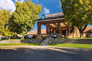 um edifício com uma placa na frente dele em Best Western Pocatello Inn em Pocatello