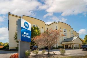 een bord voor een best western hotel bij Best Western Louisville East Inn & Suites in Louisville