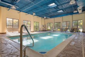 una gran piscina con techos y ventanas azules en Best Western Louisville East Inn & Suites, en Louisville