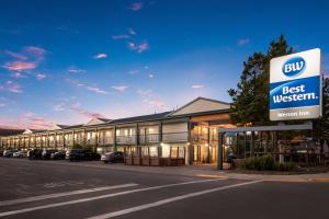 een gebouw met het beste westerse bord ervoor bij Best Western Weston Inn in West Yellowstone