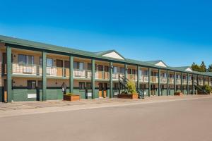 an empty street in front of a building at Best Western Weston Inn in West Yellowstone