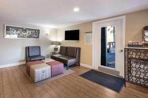 ein Wohnzimmer mit einem Sofa und einem Stuhl in der Unterkunft Best Western Weston Inn in West Yellowstone
