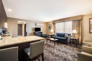 a living room with a kitchen and a living room with a couch at Best Western Windsor Inn in Ashland