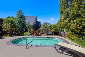 Bazén v ubytování Best Western Windsor Inn nebo v jeho okolí