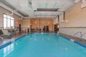 una gran piscina de agua azul en un edificio en Best Western PLUS Fox Creek, en Fox Creek
