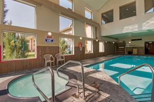 - une piscine dans un bâtiment avec piscine dans l'établissement BEST WESTERN PLUS Valemount Inn & Suites, à Valemount