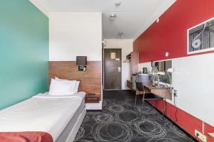 Best Western Hotel Norra Vattern في آسكرشوند: غرفة الفندق بسرير ومغسلة