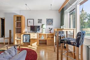 salon z kanapą i telewizorem w obiekcie Best Western Hotel Norra Vattern w mieście Askersund