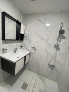 Koupelna v ubytování Al Deyafa Hotel + 37 fotografií