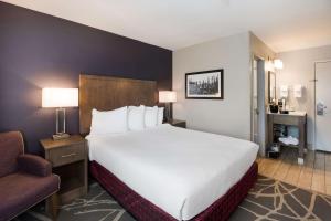 Postel nebo postele na pokoji v ubytování Best Western McMinnville Inn