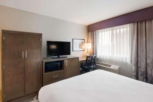 Postel nebo postele na pokoji v ubytování Best Western McMinnville Inn
