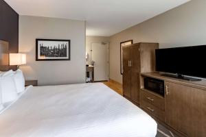 TV a/nebo společenská místnost v ubytování Best Western McMinnville Inn