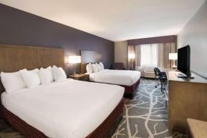 Postel nebo postele na pokoji v ubytování Best Western McMinnville Inn