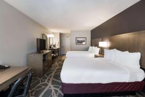 Postel nebo postele na pokoji v ubytování Best Western McMinnville Inn