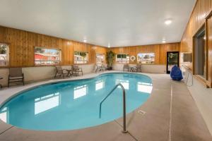 - une grande piscine dans une chambre dotée de murs en bois dans l'établissement Best Western McMinnville Inn, à McMinnville