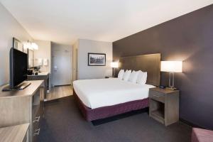 Postel nebo postele na pokoji v ubytování Best Western McMinnville Inn
