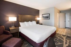 Postel nebo postele na pokoji v ubytování Best Western McMinnville Inn