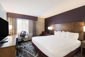 TV a/nebo společenská místnost v ubytování Best Western McMinnville Inn