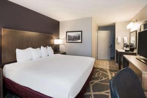 Postel nebo postele na pokoji v ubytování Best Western McMinnville Inn