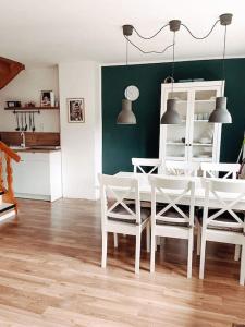 uma sala de jantar com uma mesa branca e cadeiras em *TOP*+Allgäu*Familie*NETFLIX*mit Garten & *PS4* em Kaufbeuren